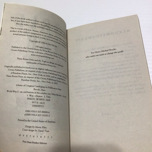 World War Z paperback Max Brooks 1st mass market edition with metallic cover - Picture 3 of 5